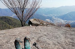 2020-04-04　白木山登山道二十畳岩の上にて