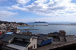 2026-1-31鞆医王寺下の茶房☕セレーノから港風景